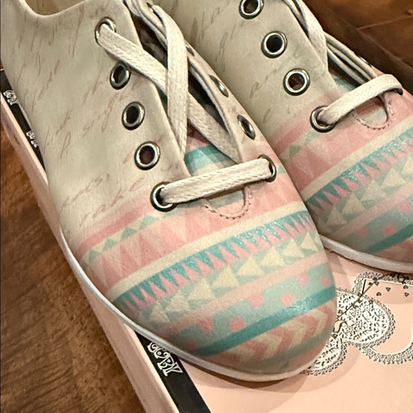 Brand New Goby Women's Patterned Sneakers - Cream and Pink - Picture 3 of 6